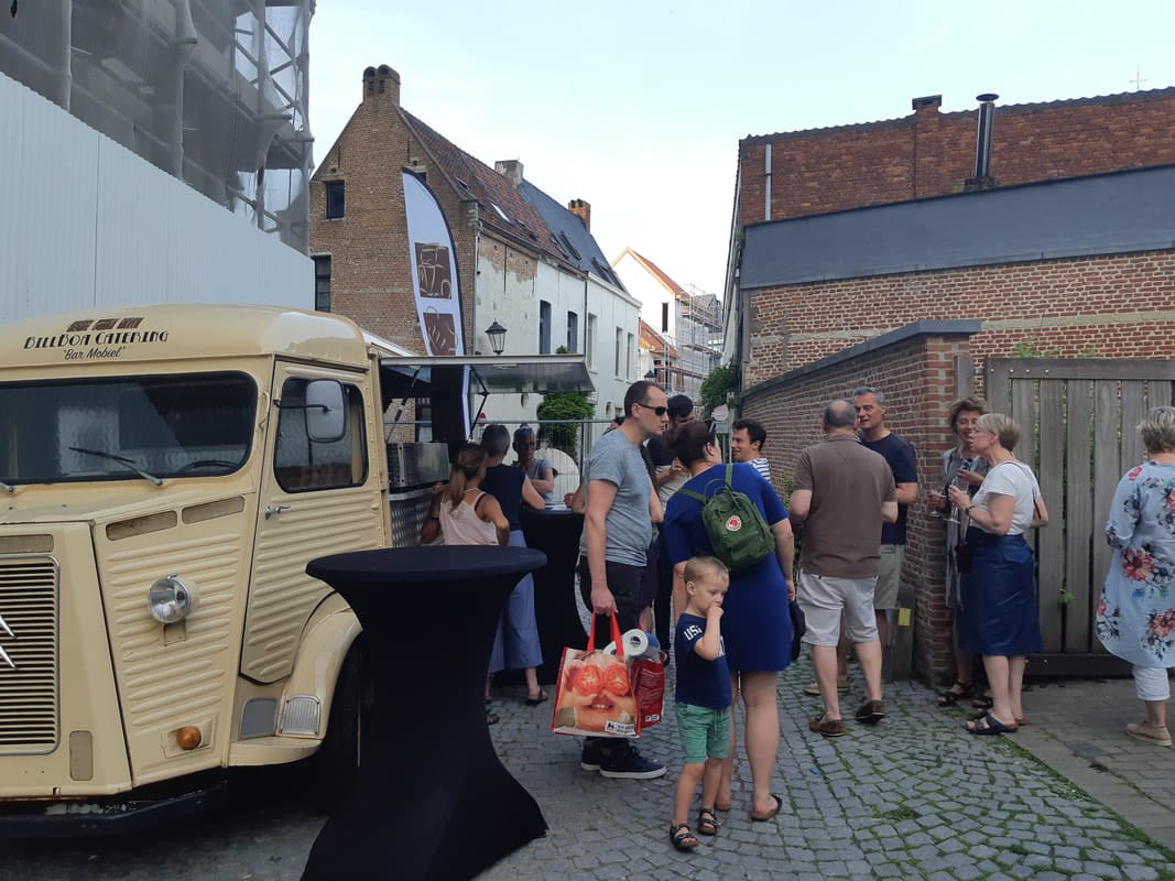 Buurtfeest in het Groot Begijnhof Mechelen (foodtruck met rij bezoekers)
